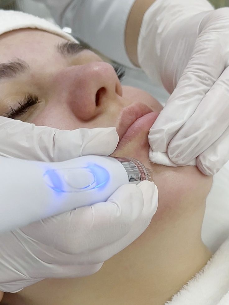 دليلك الكامل لتقنية الهيدرافيشل في عيادة الرحيمي: سر النضارة الفورية والجمال المستدام